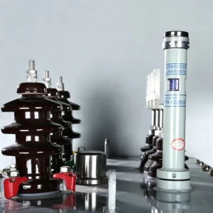 亞威變壓器充油式變壓器上蓋特寫圖，具有高壓套管、油位指示器、吊耳和密封油箱電氣元件。.