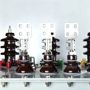 亞威變壓器三相變壓器低壓套管多孔鏟型端子、重型電氣連接器、工業配電元件正面特寫圖。.