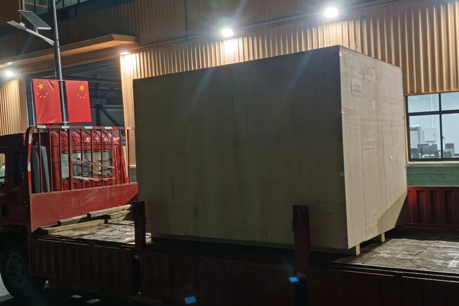 2000kVA pad mounted transformer supplied to U.S. industrial customer for manufacturing facility power distribution, outdoor ground-mounted transformer used for medium-voltage to low-voltage conversion in industrial plants and commercial electrical networks